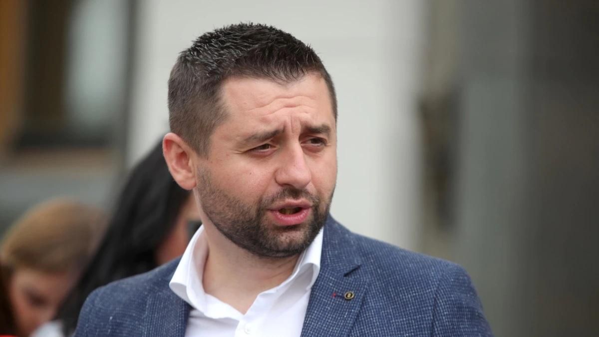 Краще не знати регламент, ніж захищати Медведчука, – Арахамія відповів речниці Разумкова - 24 Канал Краще не знати регламент, ніж захищати Медведчука, – Арахамія відповів речниці Разумкова - 24 Канал