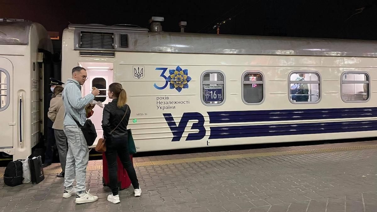 Журналистов, несмотря на наличие билетов, пересадили с вагона со "слугами" в поезде на Трускавец - Украина новости - 24 Канал