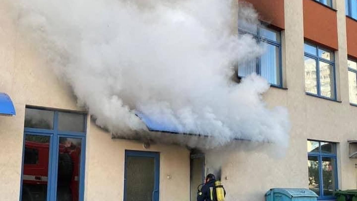 На Осокорках в Киеве загорелась инженерная гимназия На Осокорках в Киеве загорелась инженерная гимназия