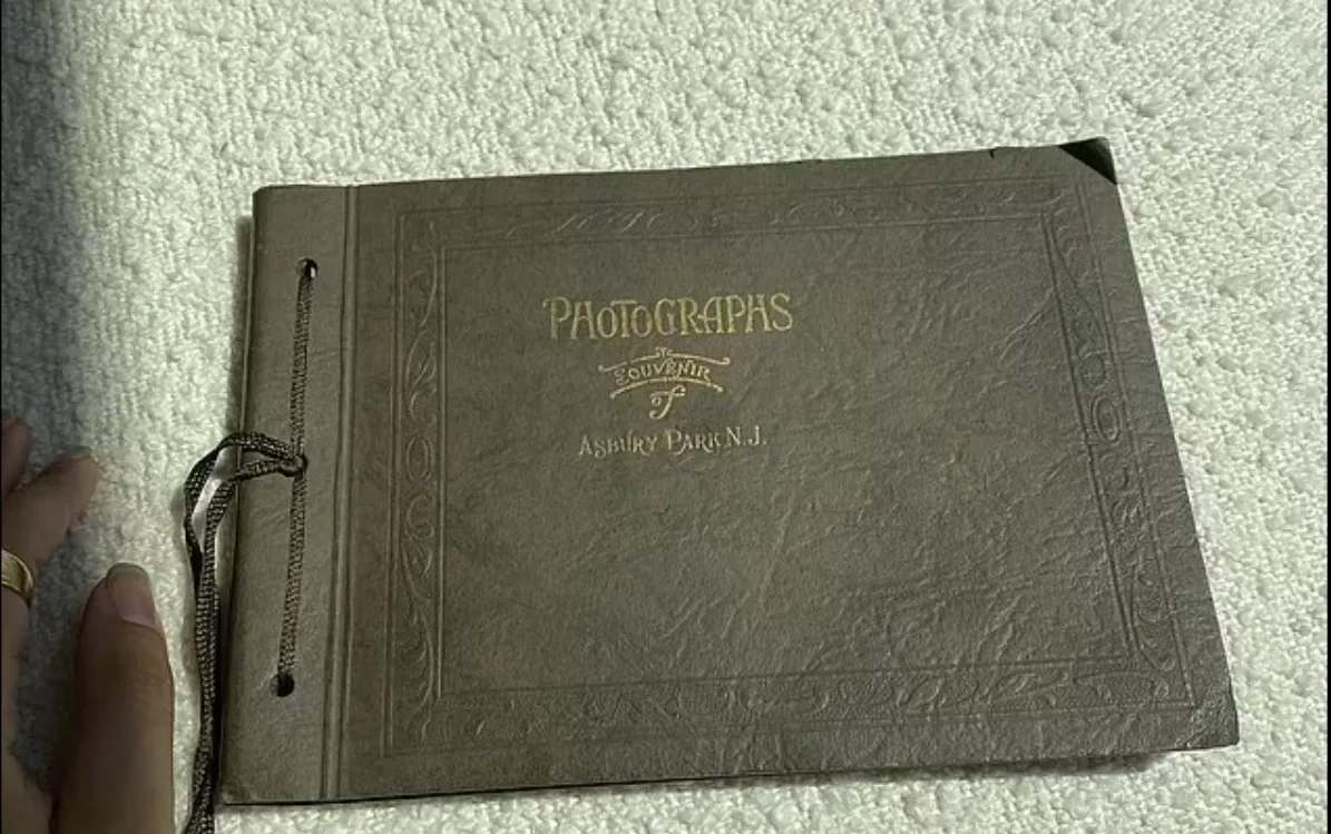 Старий альбом у шкіряній обкладинці з золотим тисненням Старий альбом у шкіряній обкладинці з золотим тисненням