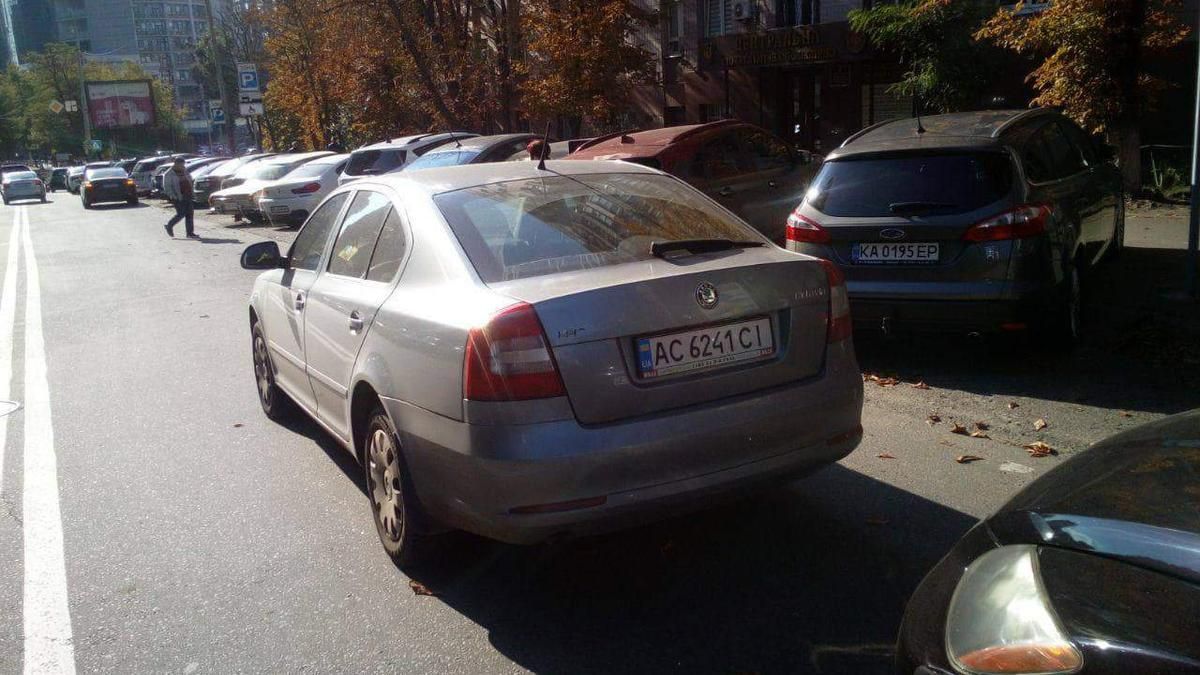 Київські поліцейські затримали водія-порушника, який зламав ніс інспектору з паркування - Київ Київські поліцейські затримали водія-порушника, який зламав ніс інспектору з паркування - Київ