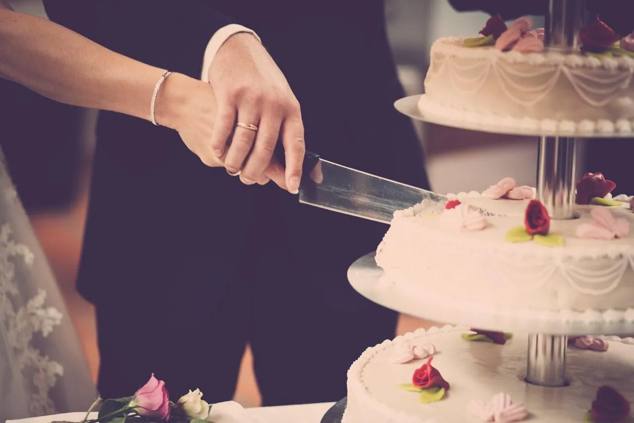 Невесты попросили гостя отдать деньги за лишний кусок торта
