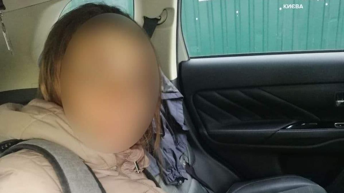 Стоїть на обліку та пиячить: подробиці життя киянки, яка заснула на вулиці поруч з дитиною - Київ Стоїть на обліку та пиячить: подробиці життя киянки, яка заснула на вулиці поруч з дитиною - Київ