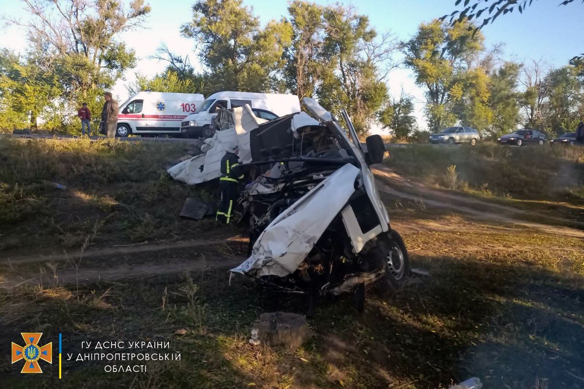 Дивом вижив: у ДТП під Кривим Рогом мікроавтобус розірвало на шматки – фото наслідків - Свіжі новини Кривого Рогу - 24 Канал Дивом вижив: у ДТП під Кривим Рогом мікроавтобус розірвало на шматки – фото наслідків - Свіжі новини Кривого Рогу - 24 Канал