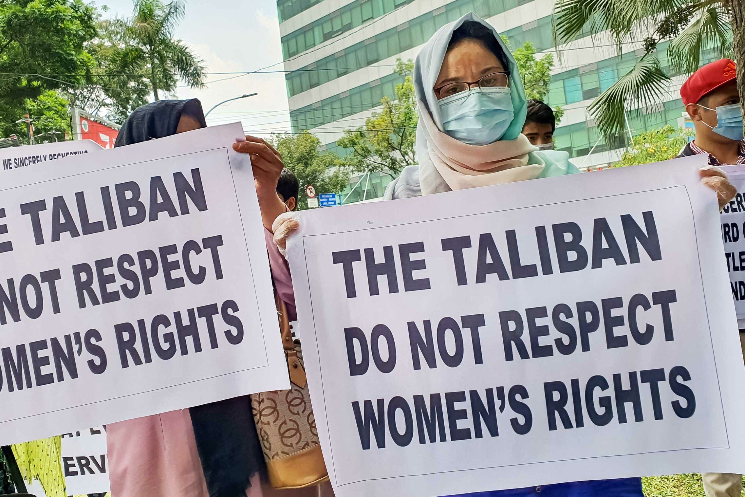 В Афганистане женщины вышли на акцию протеста за свои права: талибы стреляли в воздух