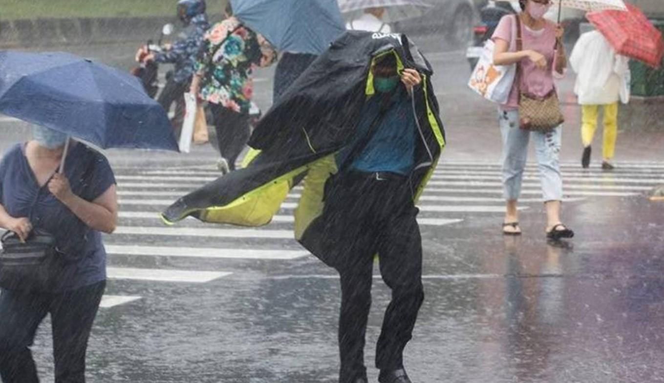 Токіо накрив потужний тайфун: скасовані понад 300 авіарейсів - 24 Канал