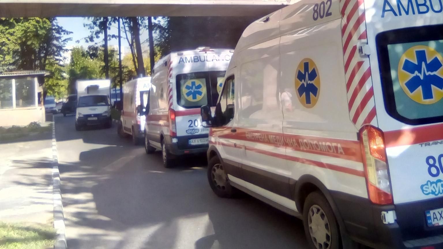 Черга зі швидких: до харківського диспансеру безперервно везуть хворих на COVID - Новини Харкова - 24 Канал Черга зі швидких: до харківського диспансеру безперервно везуть хворих на COVID - Новини Харкова - 24 Канал