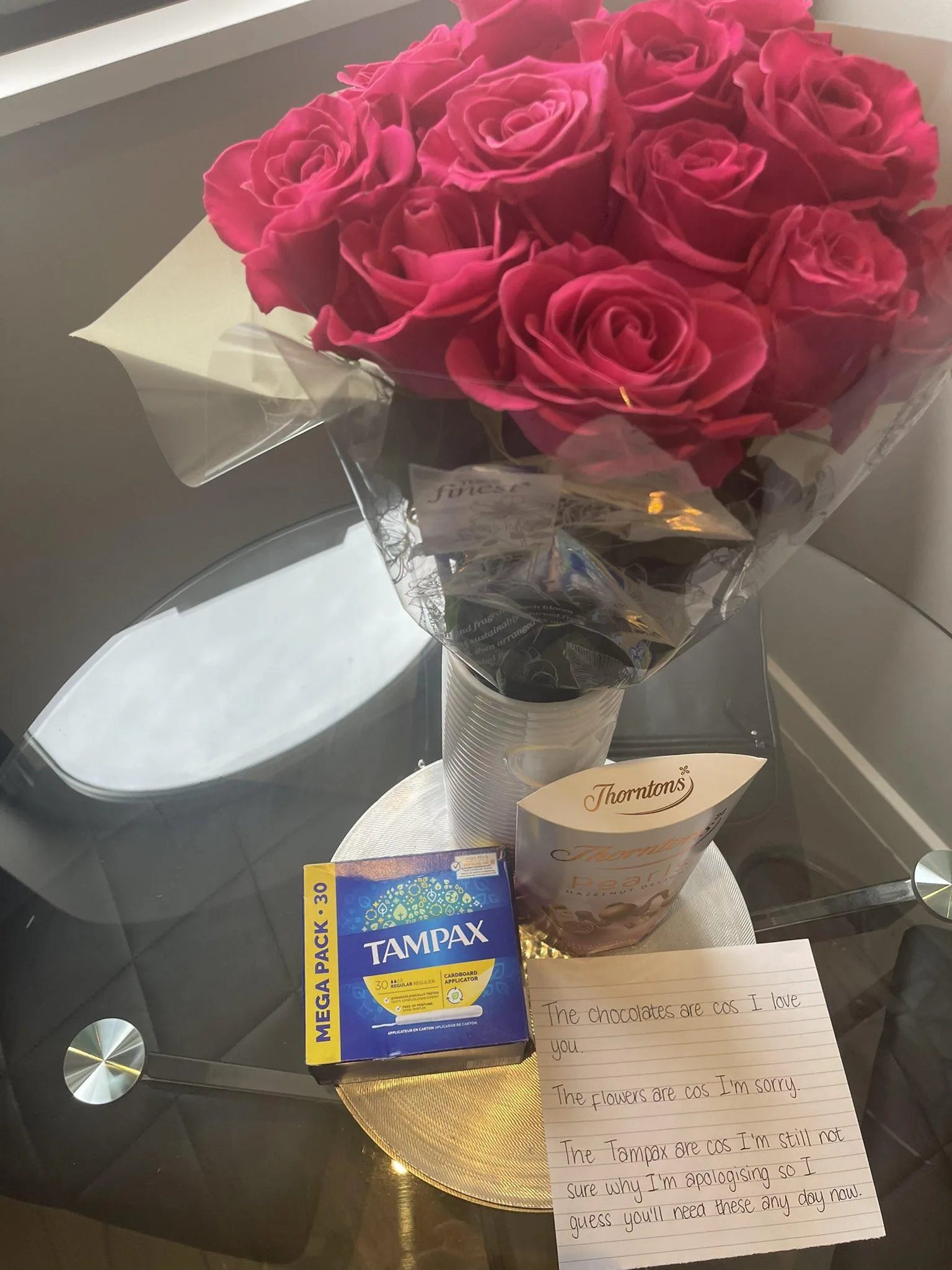 Муж подарил девушка в знак извинения цветы, конфеты и тампоны