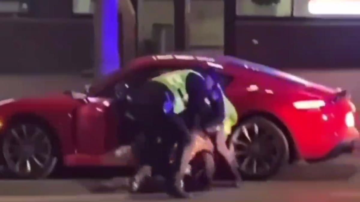 В центре Киева патрульные жестко задержали скандального блогера Волошина: видео борьбы В центре Киева патрульные жестко задержали скандального блогера Волошина: видео борьбы