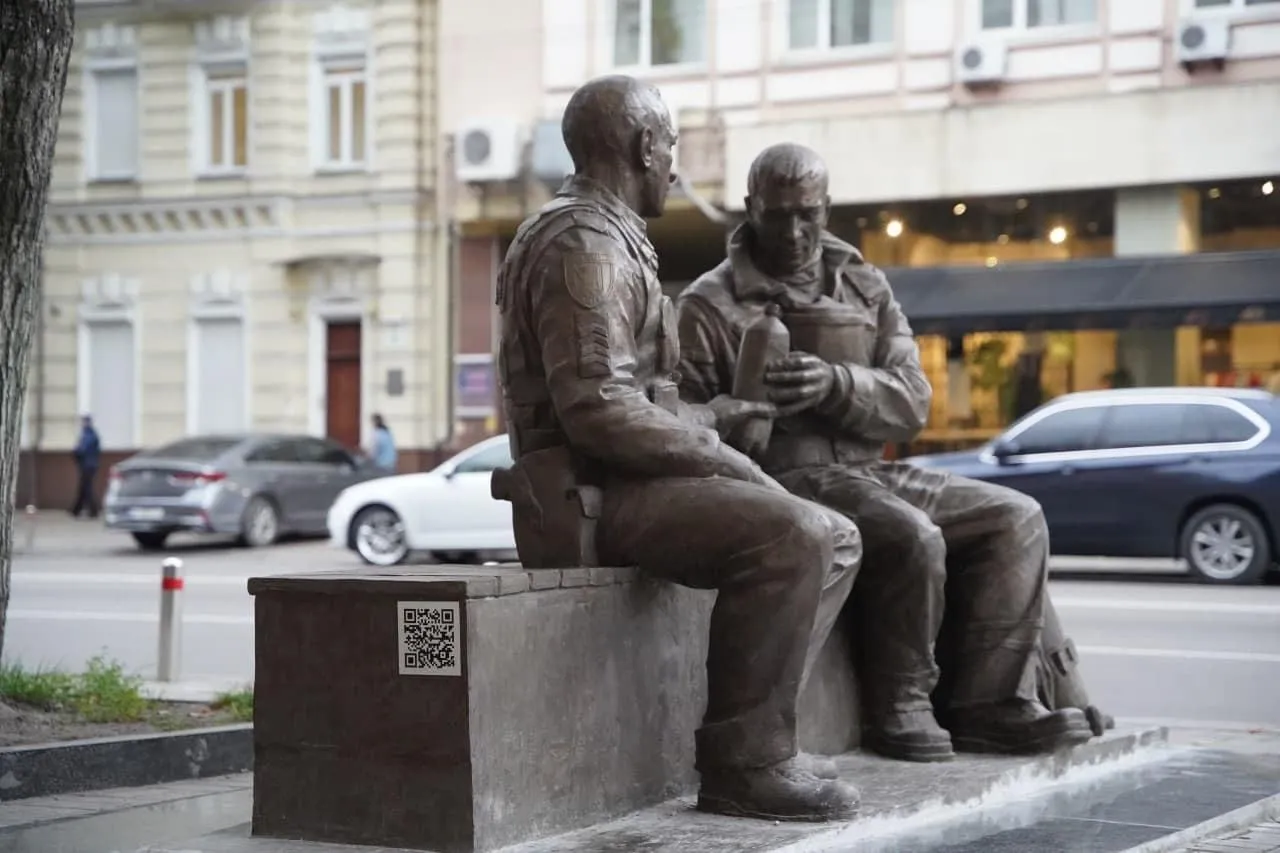 Пам'ятник рятувальникам з'яився біля Головного управління ДСНС у Києві на Володимирській Пам'ятник рятувальникам з'яився біля Головного управління ДСНС у Києві на Володимирській