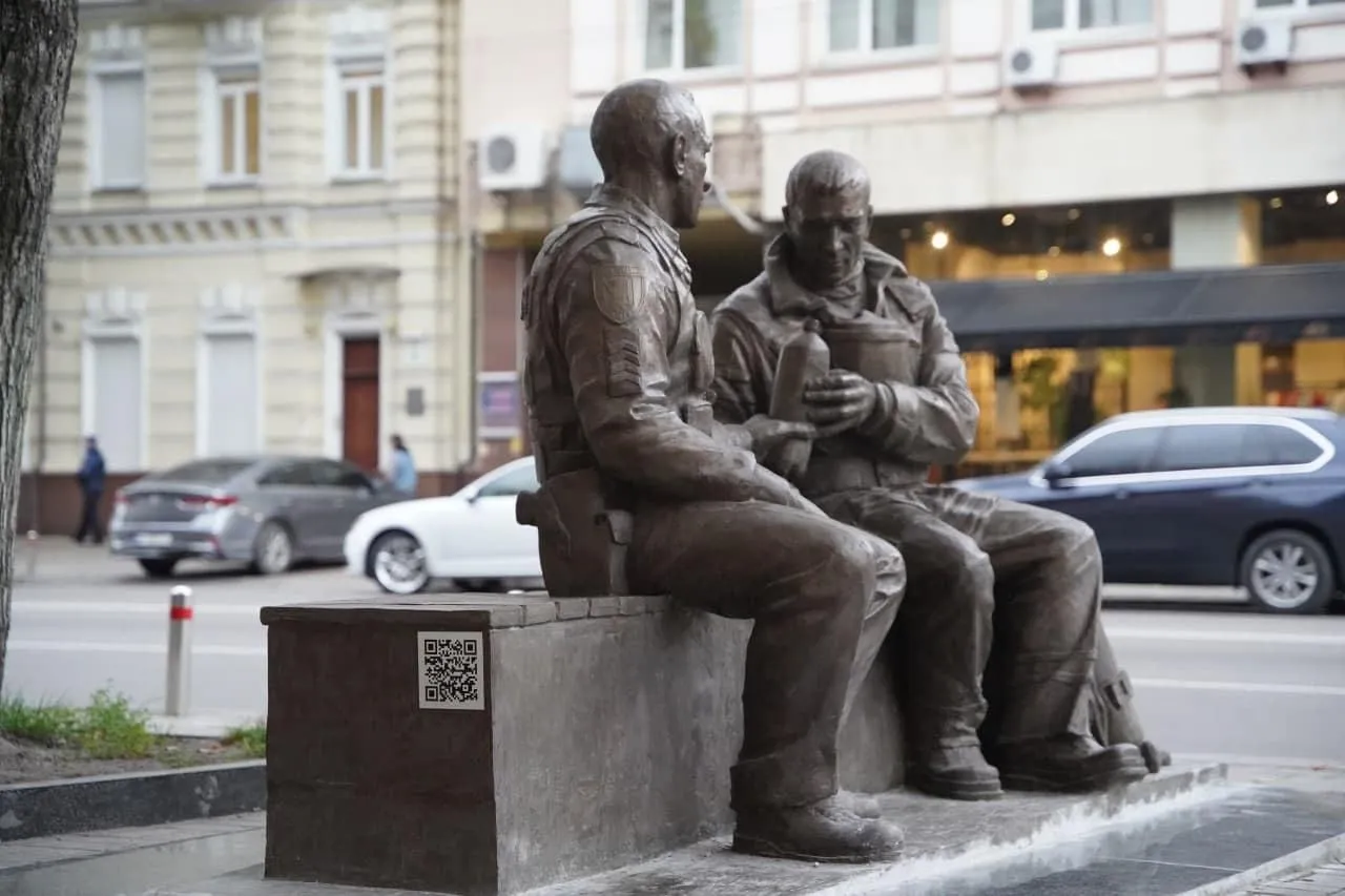 Пам'ятник рятувальникам з'яився біля Головного управління ДСНС у Києві на Володимирській 