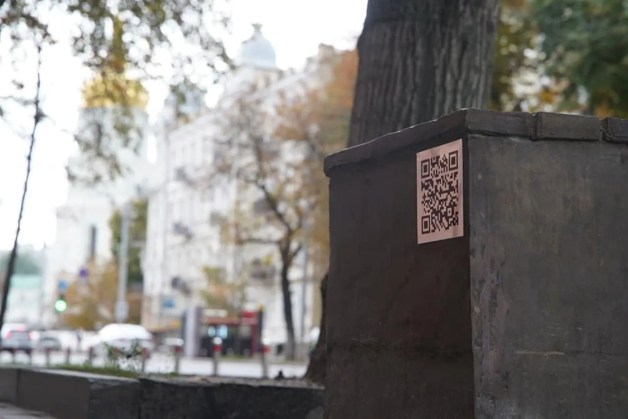 Скульптура до Дня рятувальника з'явилася у Києві, пам'ятник з QR-кодом Скульптура до Дня рятувальника з'явилася у Києві, пам'ятник з QR-кодом
