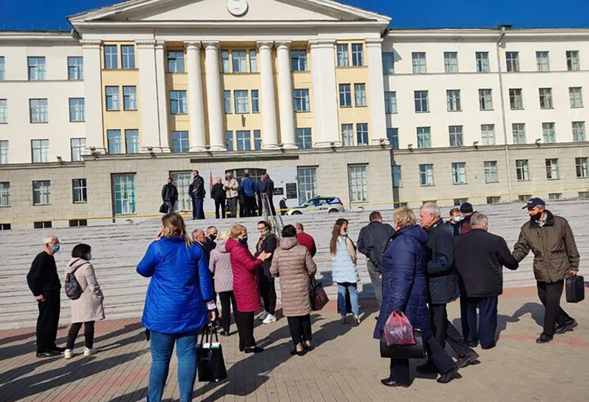 У Білорусі повідомили про мінування вишів та шкіл: поліція евакуювала студентів та учнів - новини Білорусь - Освіта