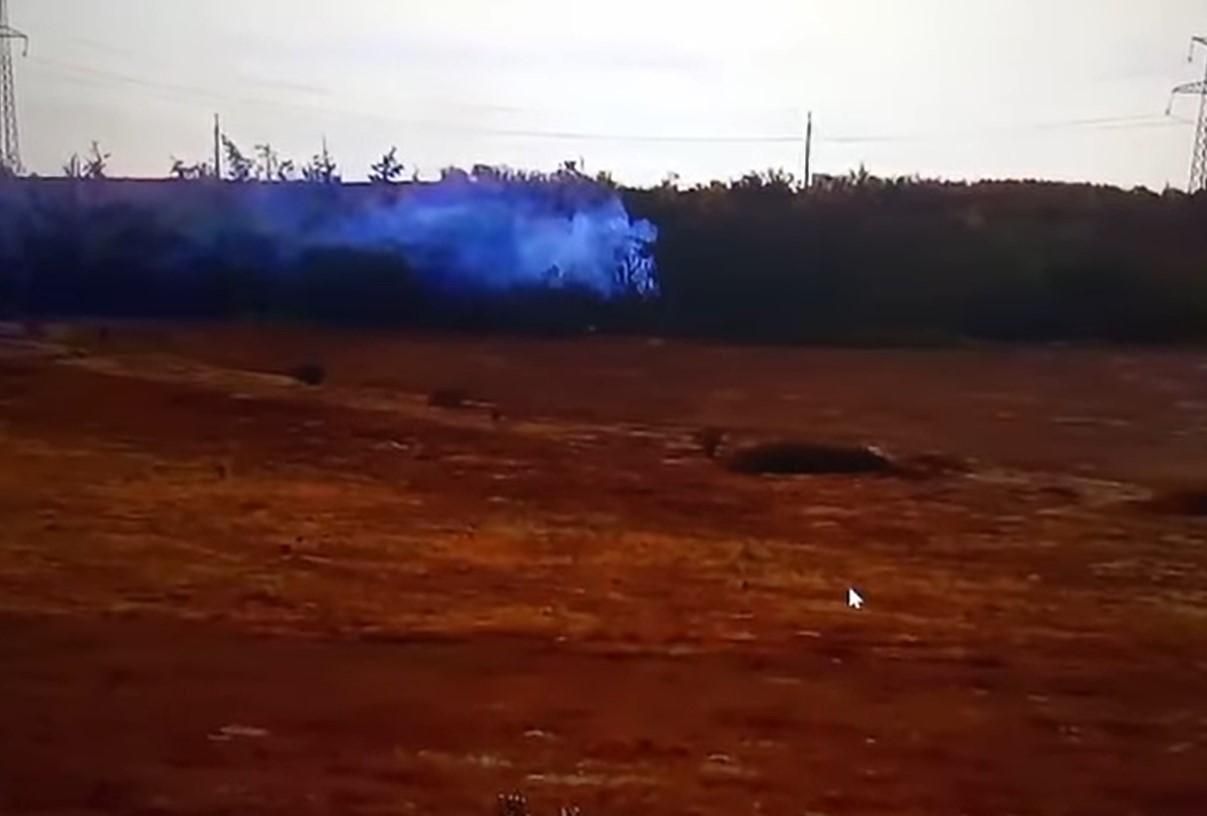 Оккупанты сожгли свой блиндаж вместе с оружием и боеприпасами: эпическое видео Оккупанты сожгли свой блиндаж вместе с оружием и боеприпасами: эпическое видео