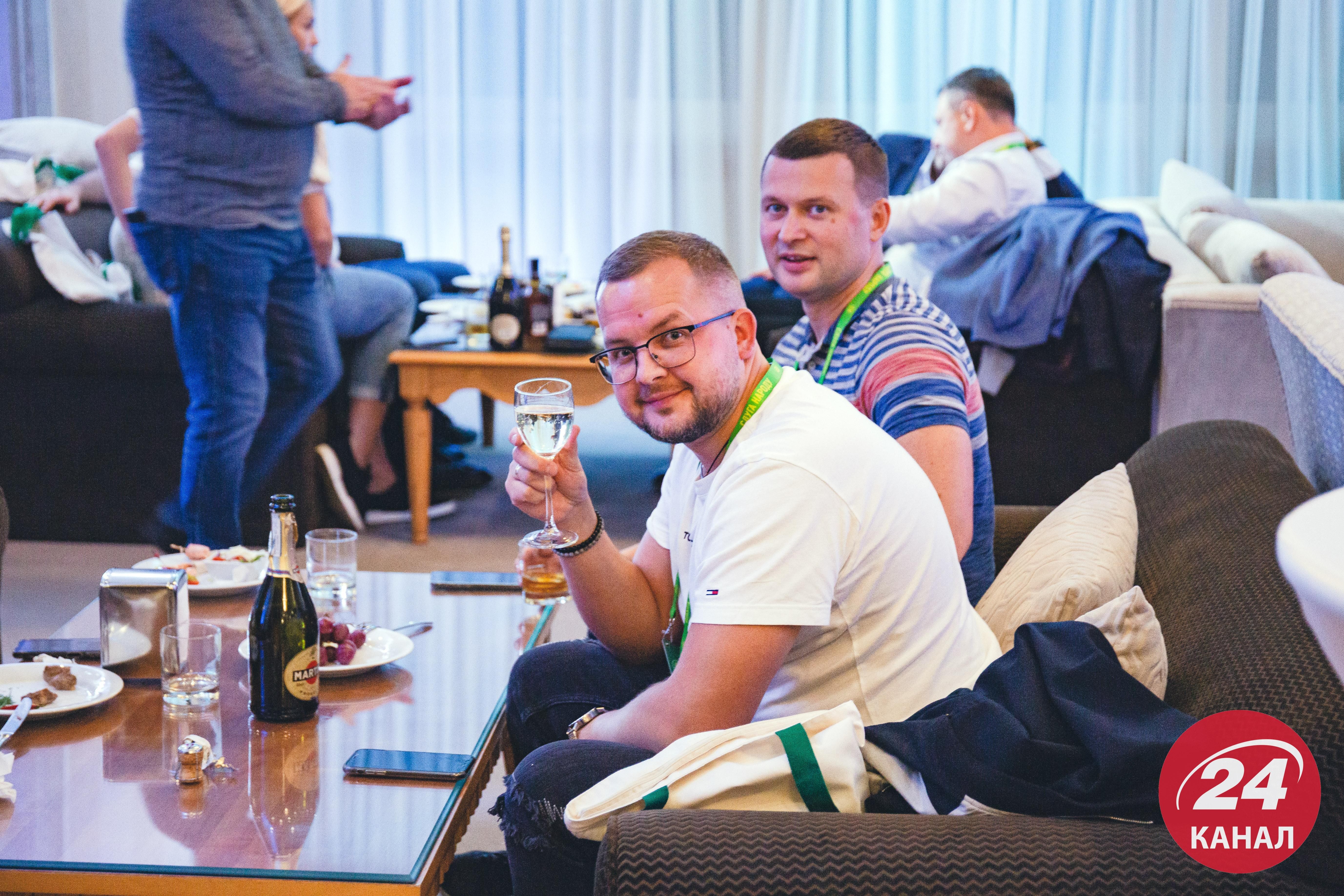 Разумков, План трансформации, вечеринка. Как прошел первый день съезда "слуг народа" в Трускавце - 24 Канал Разумков, План трансформации, вечеринка. Как прошел первый день съезда "слуг народа" в Трускавце - 24 Канал