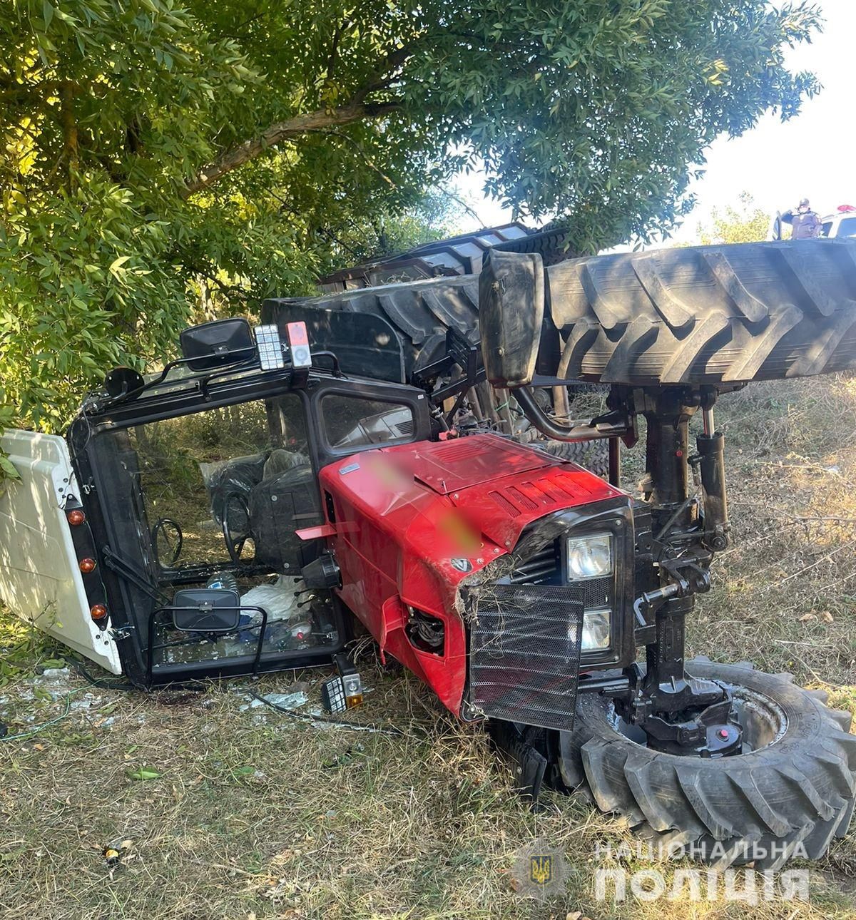 Діти сиділи на причепі: на Одещині через перевертання трактора загинув 9-річний хлопчик - Україна новини - 24 Канал