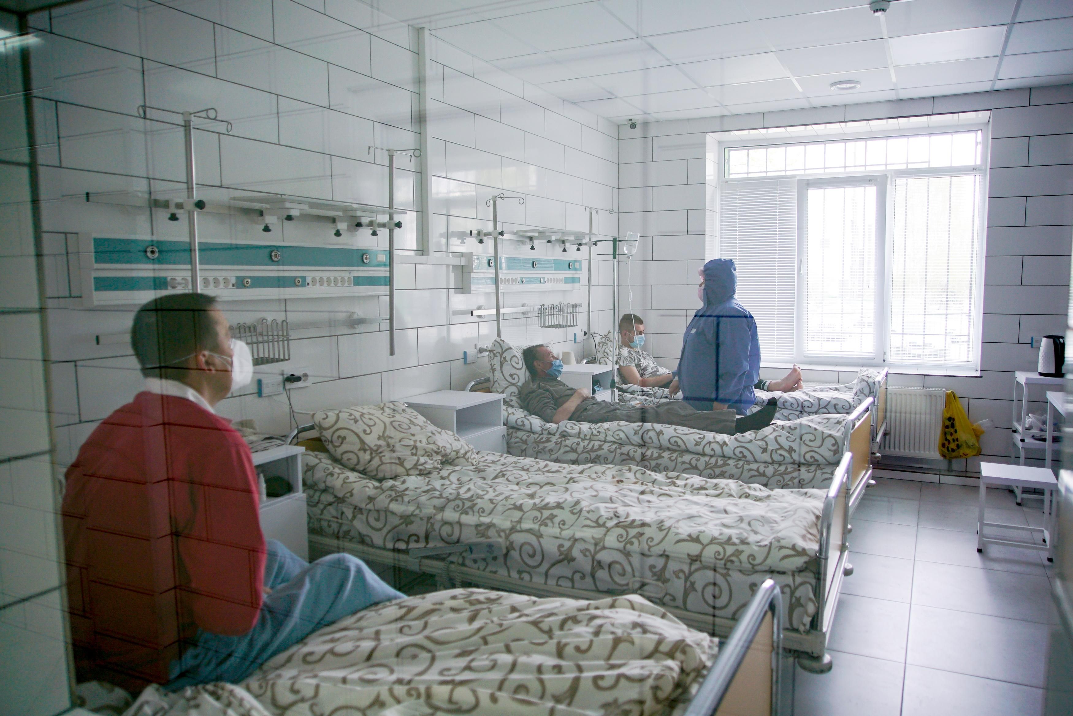 Лікарі падають з ніг: у Харкові за добу повністю заповнилася хворими COVID-лікарня - Новини Здоров’я