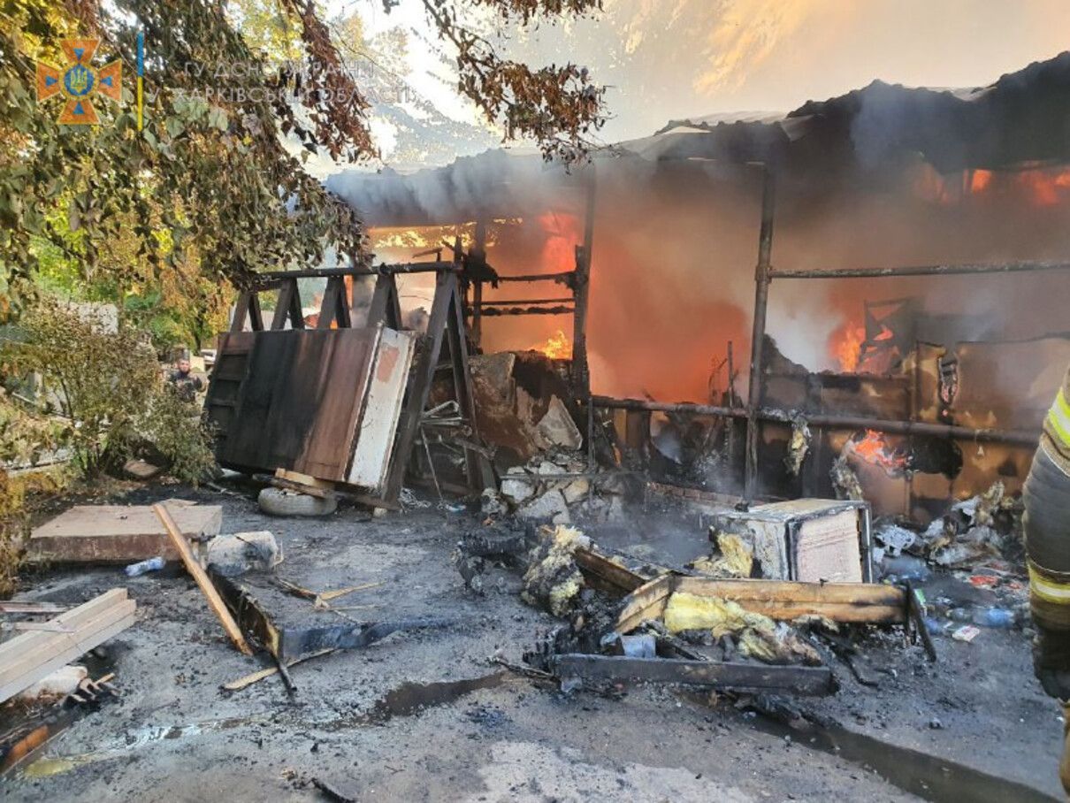 Загорелся столярный цех в Харькове: фото с места масштабного пожара