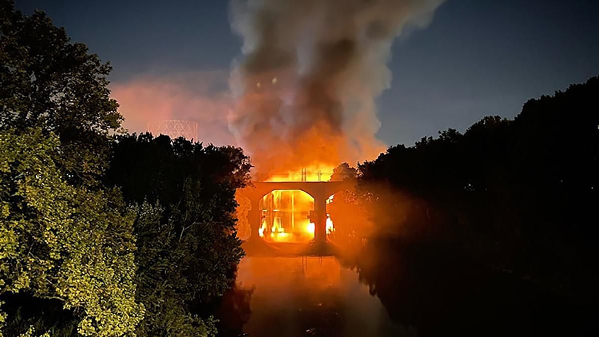Потужна пожежа у Римі ледь не зруйнувала міст XIX століття: вражаючі фото - 24 Канал