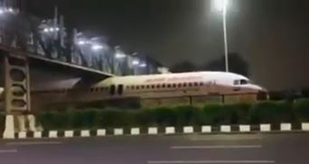 В Індії літак застряг під пішохідним мостом