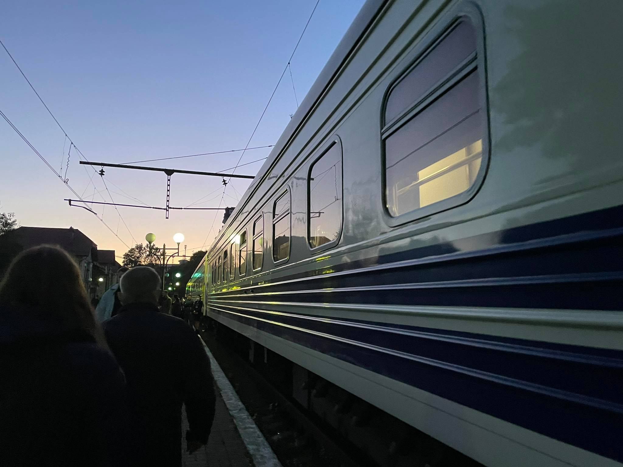 Журналістів знову пересадили із вагону, у якому їхали "слуги" - 24 Канал Журналістів знову пересадили із вагону, у якому їхали "слуги" - 24 Канал