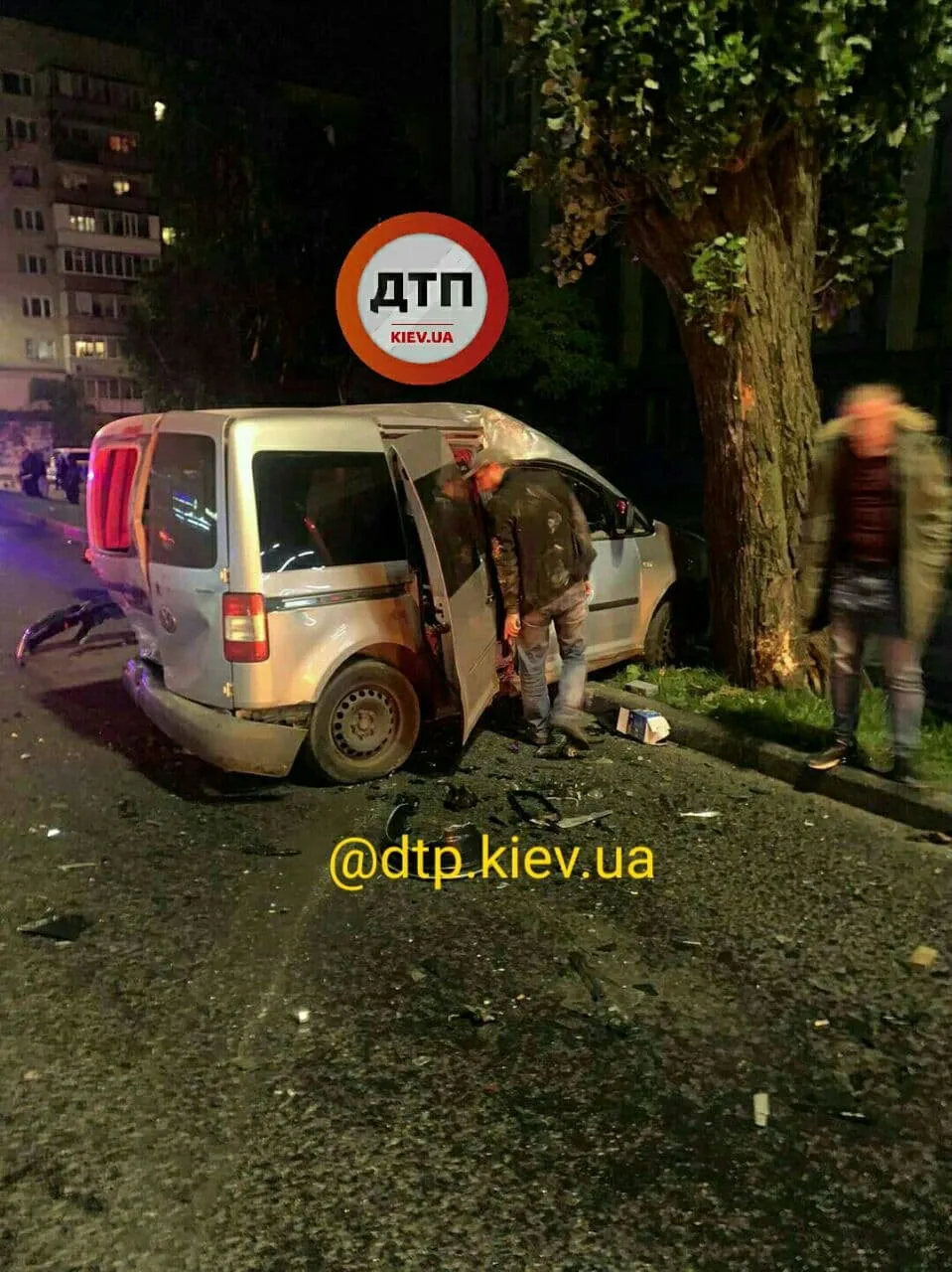 У Києві біля КПІ розбилися Audi та Wolkswagen, ДТП на Польовій, аварія