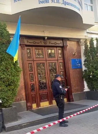 НПУ Драгоманова нібито замінували, вхід до вишу перекрила поліція