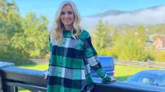 Ирина Федишин позировала в рубашке в клетку: фото из Карпат