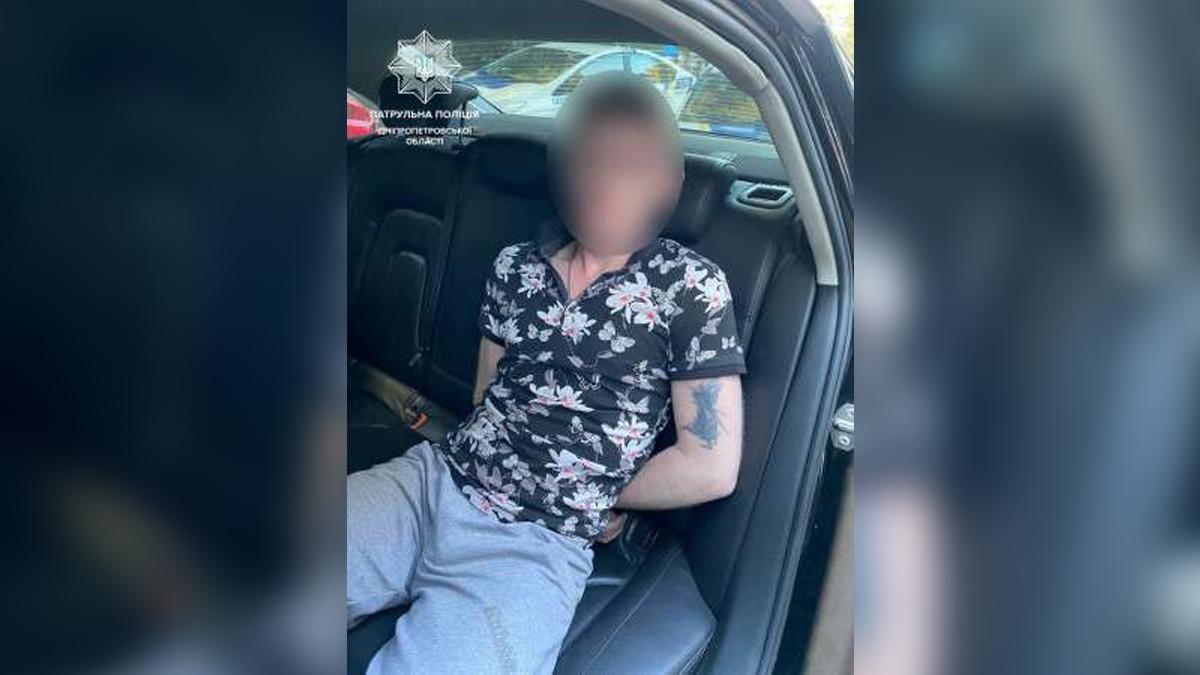 Украл авто и спрятался в туалете: вооруженный мужчина ворвался в чужую квартиру в Днепре Украл авто и спрятался в туалете: вооруженный мужчина ворвался в чужую квартиру в Днепре