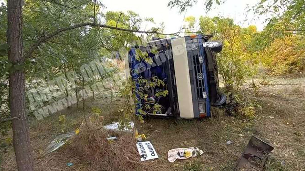 Перекинувся автобус із пасажирами: некерований "Еталон" потрапив у ДТП під Дніпром - 24 Канал Перекинувся автобус із пасажирами: некерований "Еталон" потрапив у ДТП під Дніпром - 24 Канал