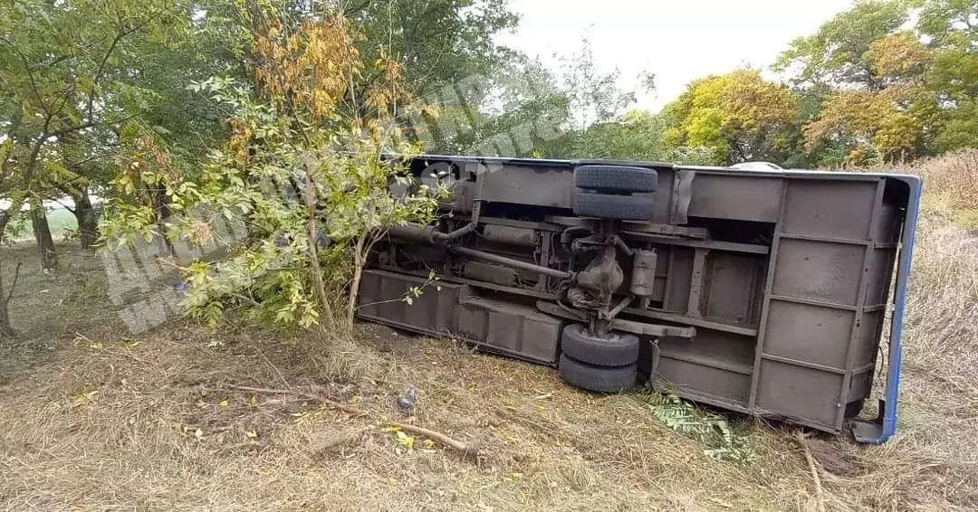 Під Дніпром перекинувся автобус