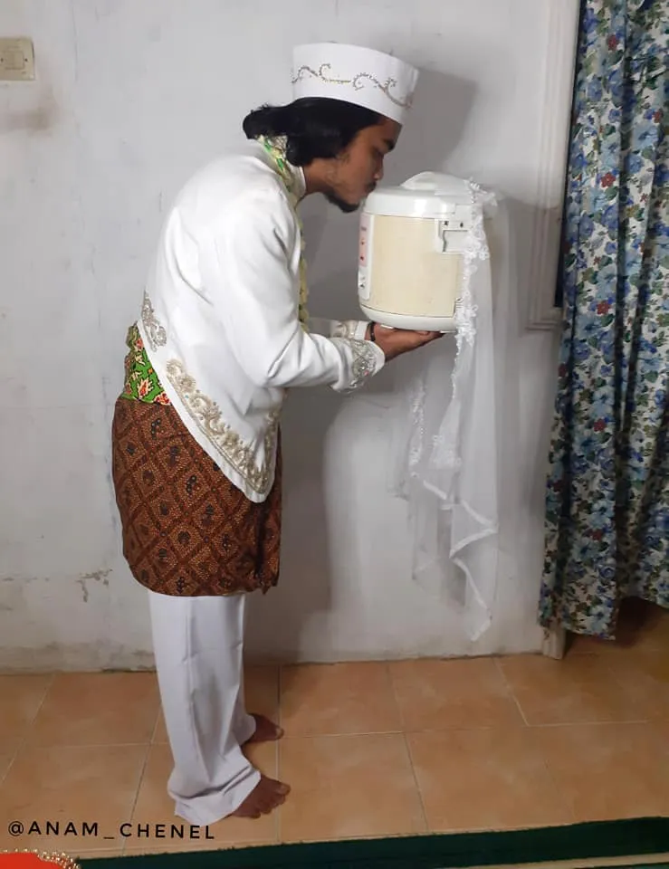 Індонезієць одружився з рисоваркою