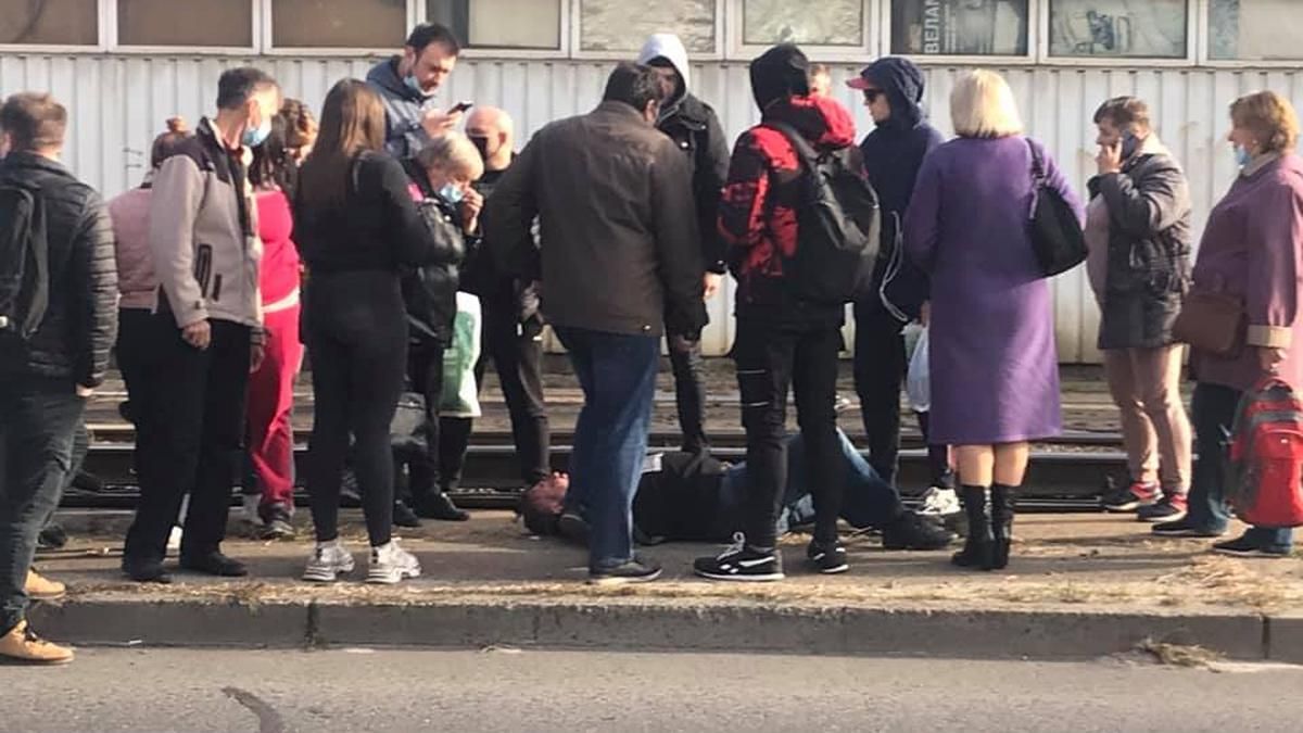 У Києві на Лісному масиві чоловік лягав на трамвайні колії заради "протесту" - Київ У Києві на Лісному масиві чоловік лягав на трамвайні колії заради "протесту" - Київ