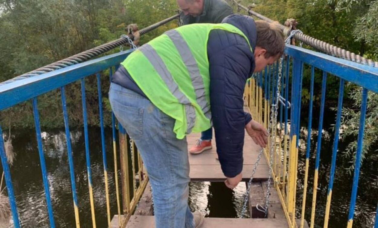 На Львівщині на підвісному мості обвалилась поперечна опора: фото з місця події - Новини Львова - Львів На Львівщині на підвісному мості обвалилась поперечна опора: фото з місця події - Новини Львова - Львів