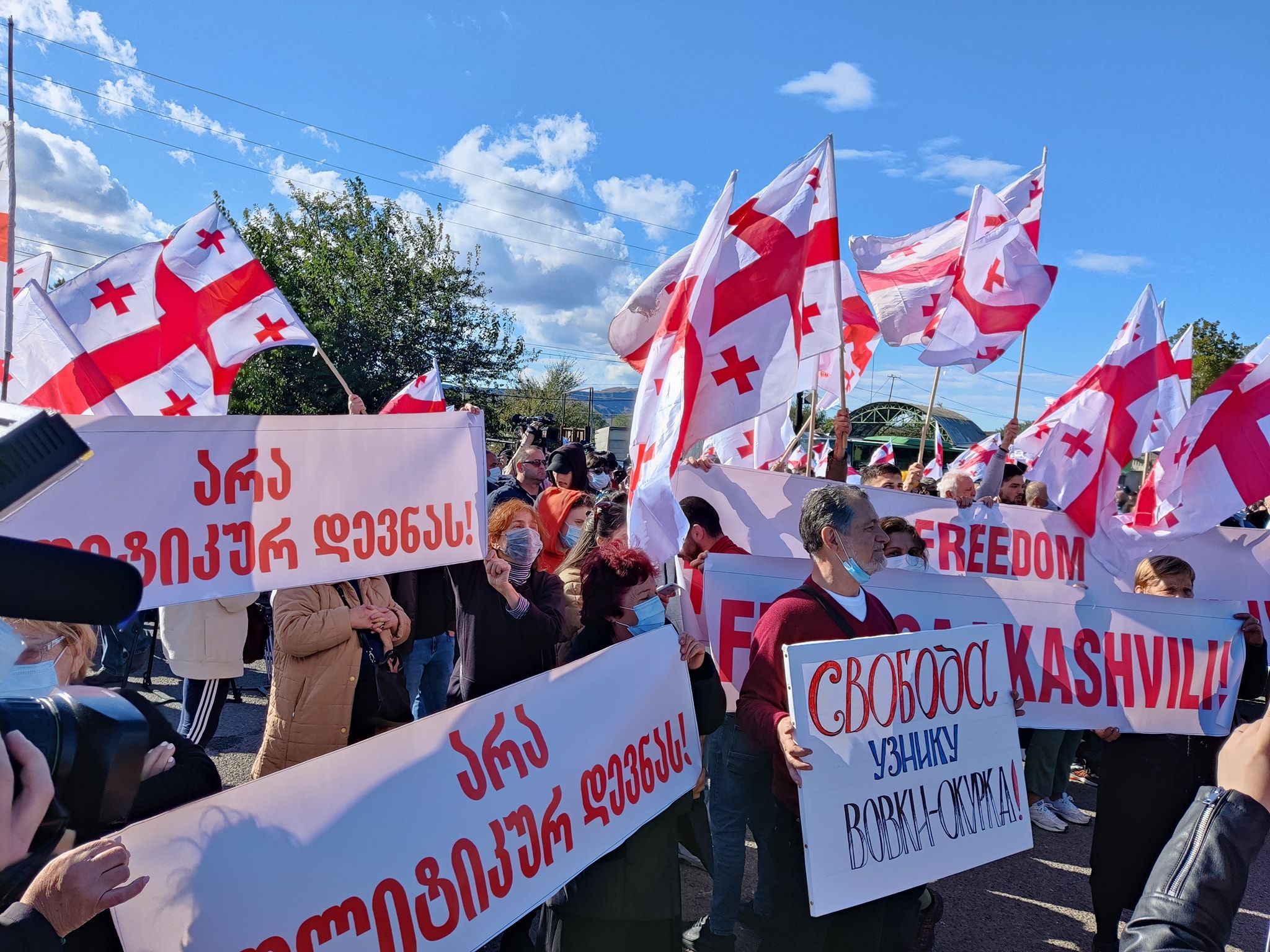 Под тюрьмой, где находится Саакашвили, состоялась акция в поддержку политика: видео митинга