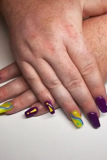 У салоні Крісу зробили красивий манікюр у фіолетово-жовтих тонах. У наступному відео – в оранжево-чорних / Скриншот тікток saucedrippaaaaa У салоні Крісу зробили красивий манікюр у фіолетово-жовтих тонах. У наступному відео – в оранжево-чорних / Скриншот тікток saucedrippaaaaa