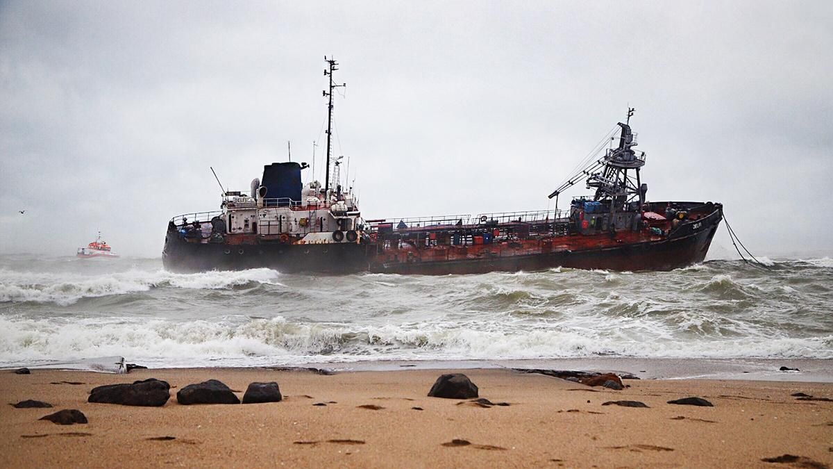 Мог предотвратить крушение танкера Delfi: будут судить служащего из Одессы
