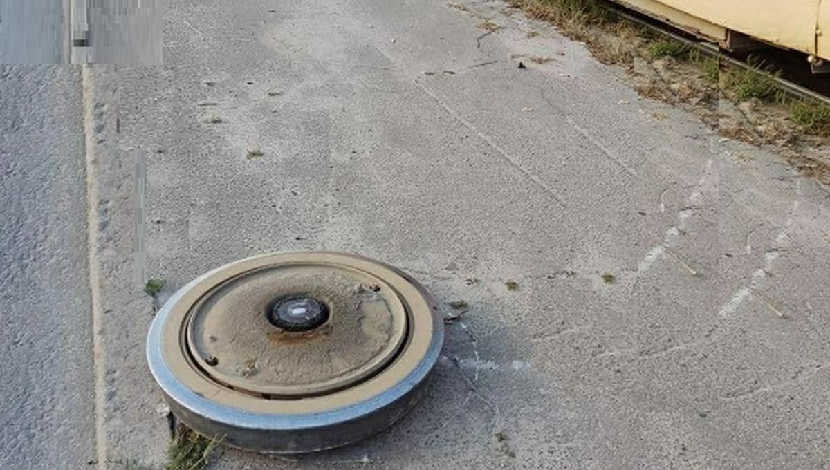 У киевского трамвая на ходу отвалилось колесо У киевского трамвая на ходу отвалилось колесо