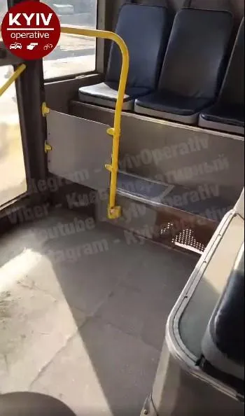 У Києві в тролейбусі 27 крізь підлогу видно асфальт, відео У Києві в тролейбусі 27 крізь підлогу видно асфальт, відео