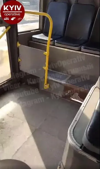 У Києві в тролейбусі 27 крізь підлогу видно асфальт, відео 