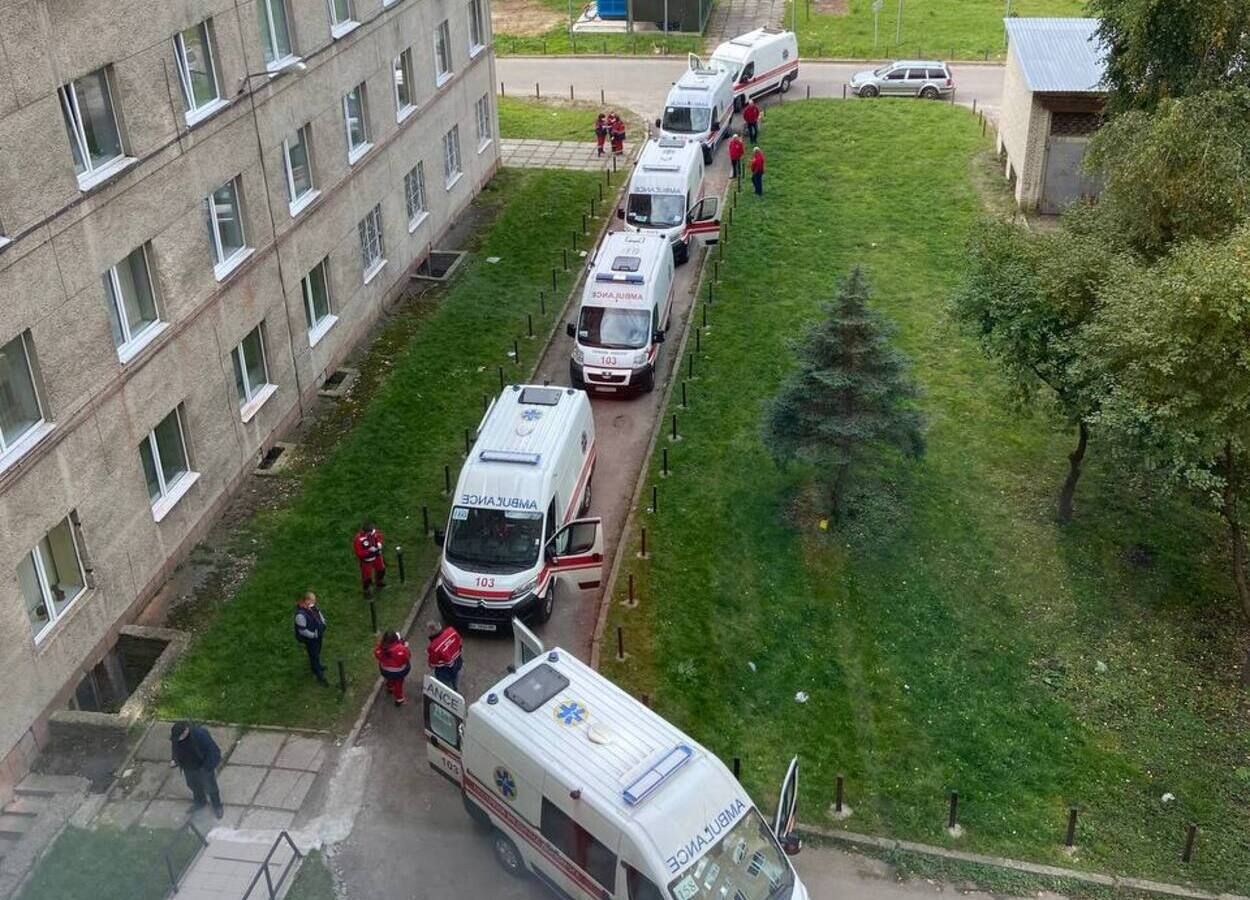 Під львівською лікарнею знову утворилася черга зі швидких з хворими на COVID-19 - Свіжі новини Львова - Львів Під львівською лікарнею знову утворилася черга зі швидких з хворими на COVID-19 - Свіжі новини Львова - Львів
