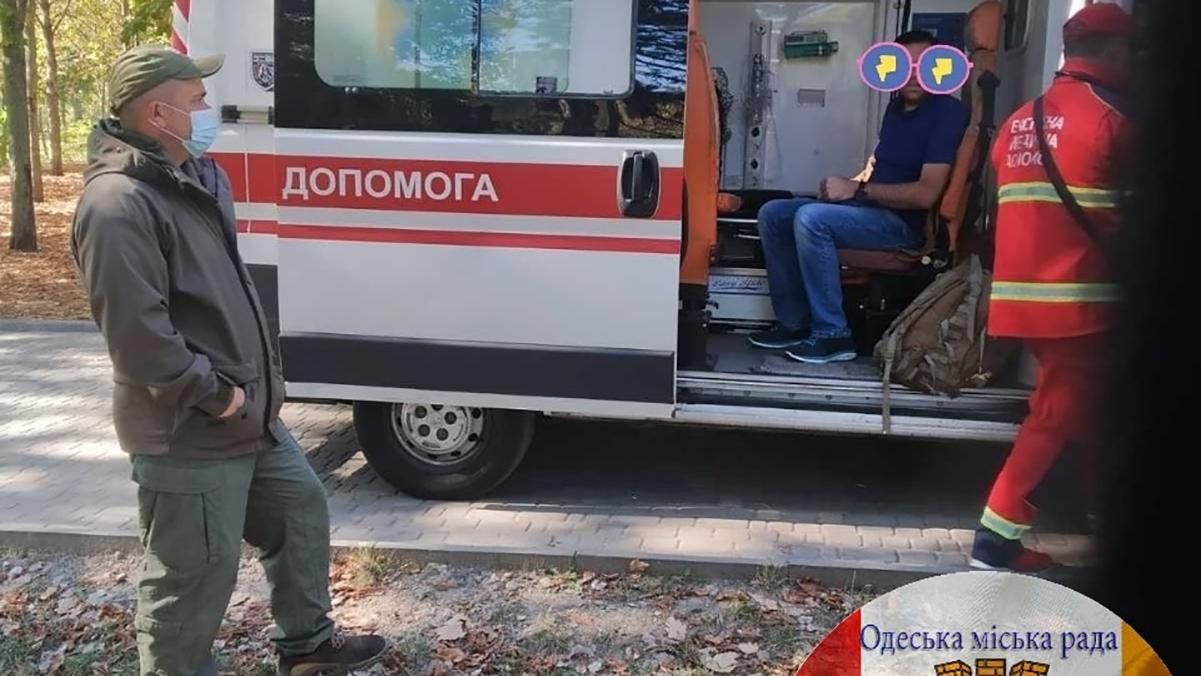 Забрали з підозрою на COVID: в одеському парку раптово знепритомнів чоловік - Новини Одеси - 24 Канал