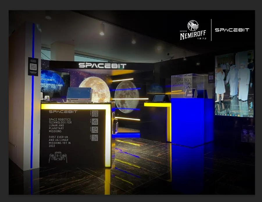 Відвідувачам покажуть прапор, який полетить на Місяць Відвідувачам покажуть прапор, який полетить на Місяць