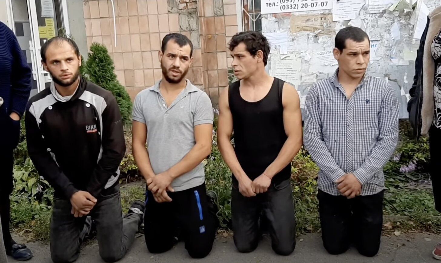 Стоя на коленях: ромы, которые побили ветерана АТО, публично извинились Стоя на коленях: ромы, которые побили ветерана АТО, публично извинились