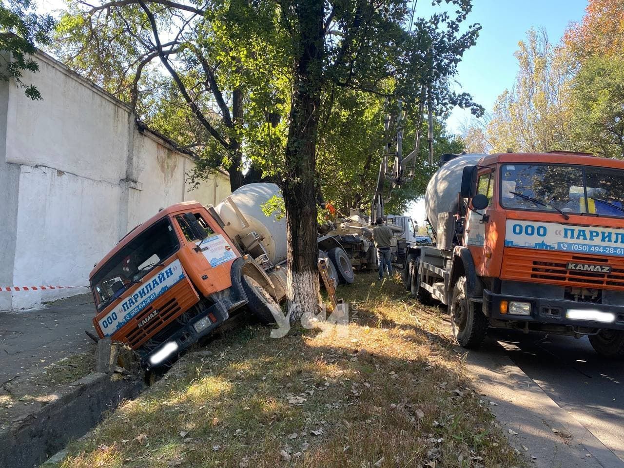 Водитель сразу сбежал: в Одессе бетоносмеситель влетел в канализационный ров Водитель сразу сбежал: в Одессе бетоносмеситель влетел в канализационный ров