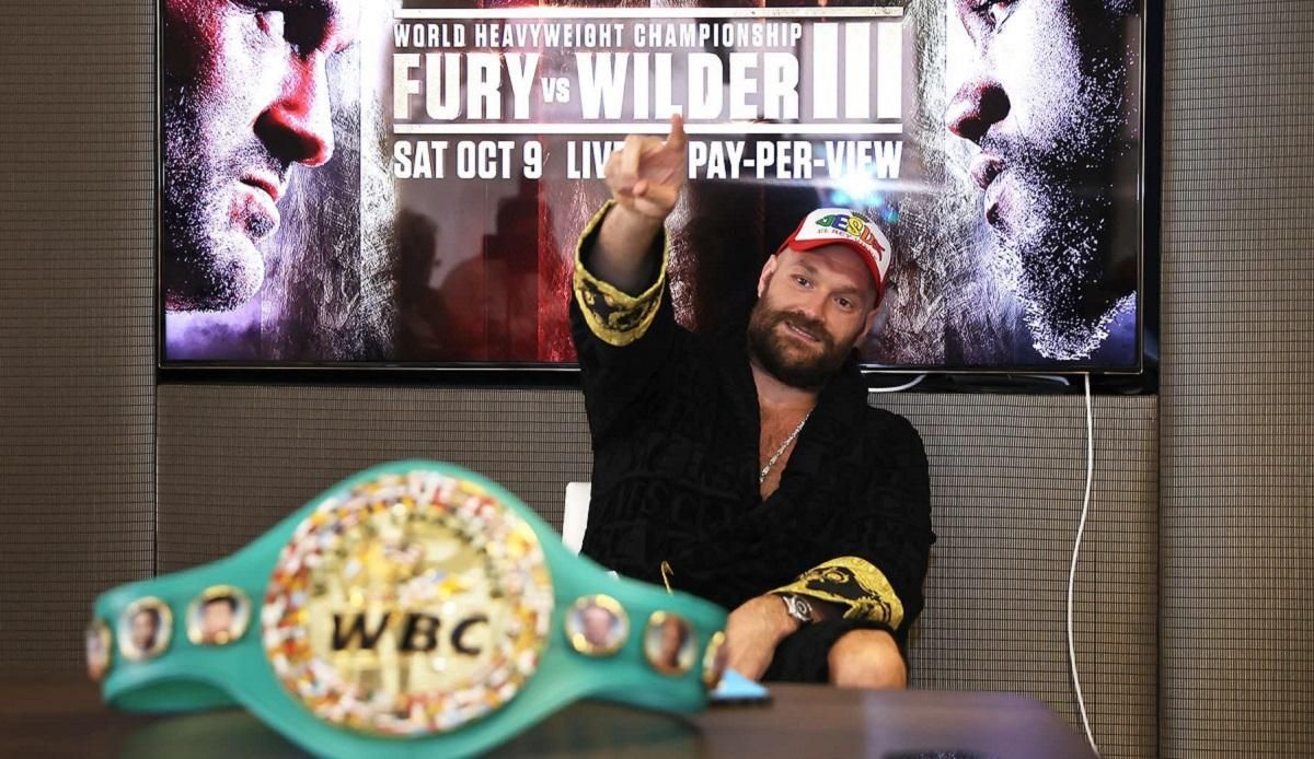 У халаті та з чемпіонським поясом: Ф'юрі відвідав штаб-квартиру Top Rank – відео