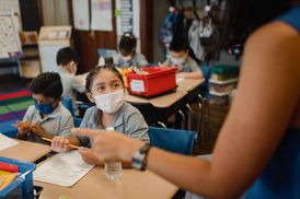 Как за рубежом работают школы во время карантина и вакцинируют ли учителей против COVID-19