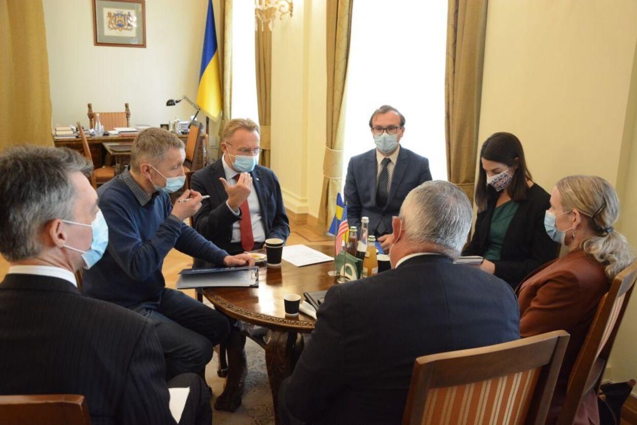 Садовый встретился с представителями Госдепа и Посольства США: о чем говорили Садовый встретился с представителями Госдепа и Посольства США: о чем говорили