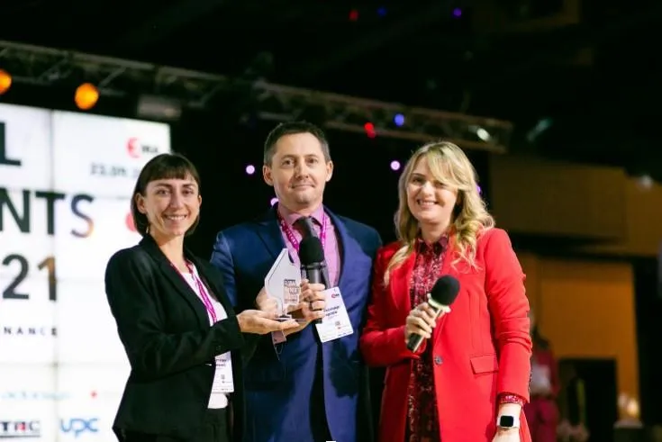 Нагороду компанії TransferGo забрала менеджерка з розвитку бізнесу TransferGo в Україні Анастасія Фоменко / Фото ЕМА Нагороду компанії TransferGo забрала менеджерка з розвитку бізнесу TransferGo в Україні Анастасія Фоменко / Фото ЕМА