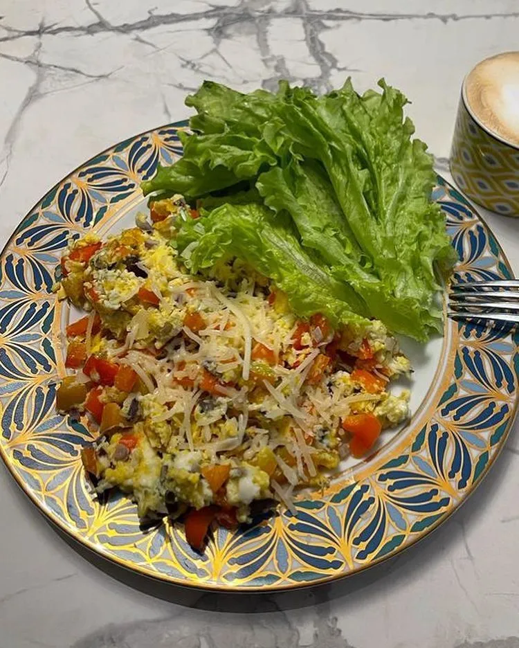 Яєчня з овочами і сиром Яєчня з овочами і сиром